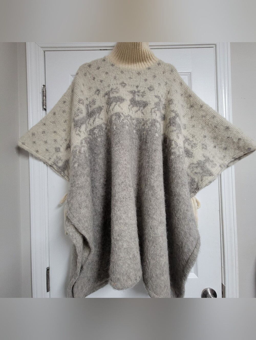 Vintage Hilda LTD 100 % Wool Poncho Made In Iceland One Size.